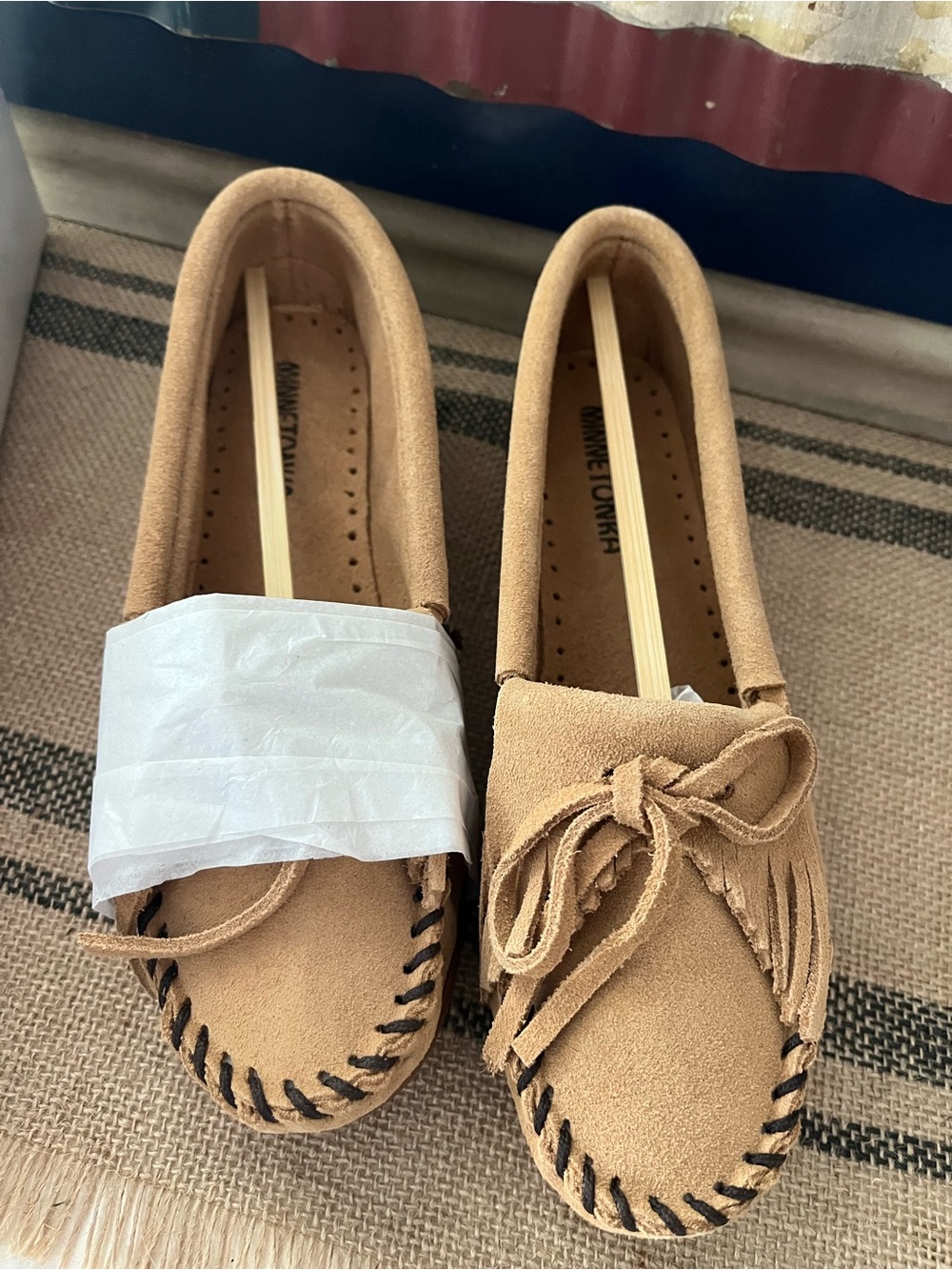 Minnetonka Tan Suede Fringe Moccasin Flats